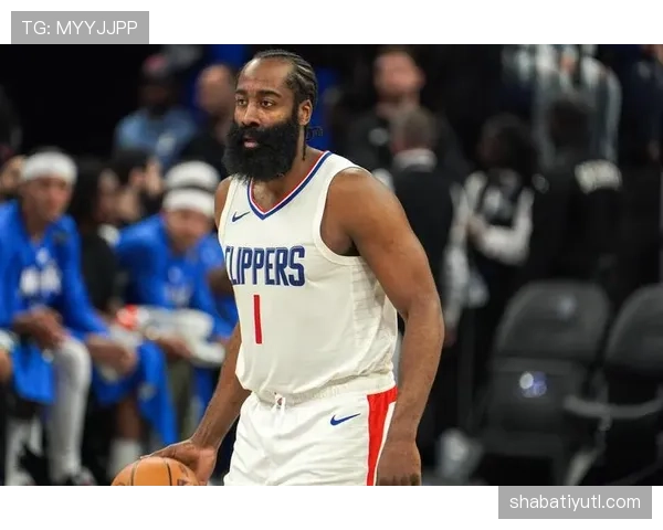 哈登以挡拆吸引内线，较上季更偏单打