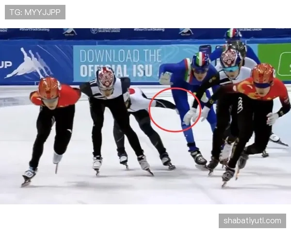 推人犯规判罚细节解析：何时是争议点？裁判如何判定_