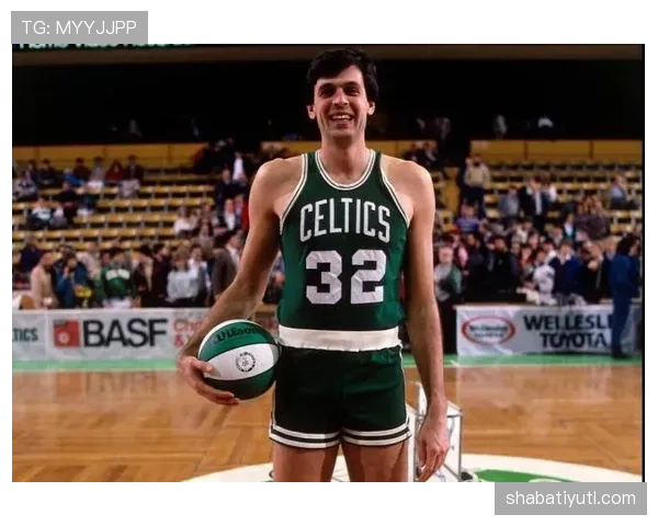 凯文·麦克海尔内线防守压制对手，挡拆干扰提升球队防守效率